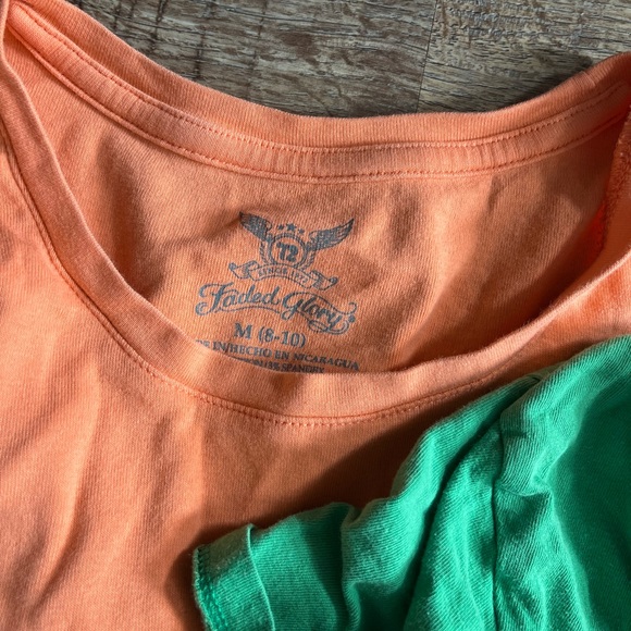 Lot of women’s t-shirts. Sizes range from small -large - Picture 4 of 11